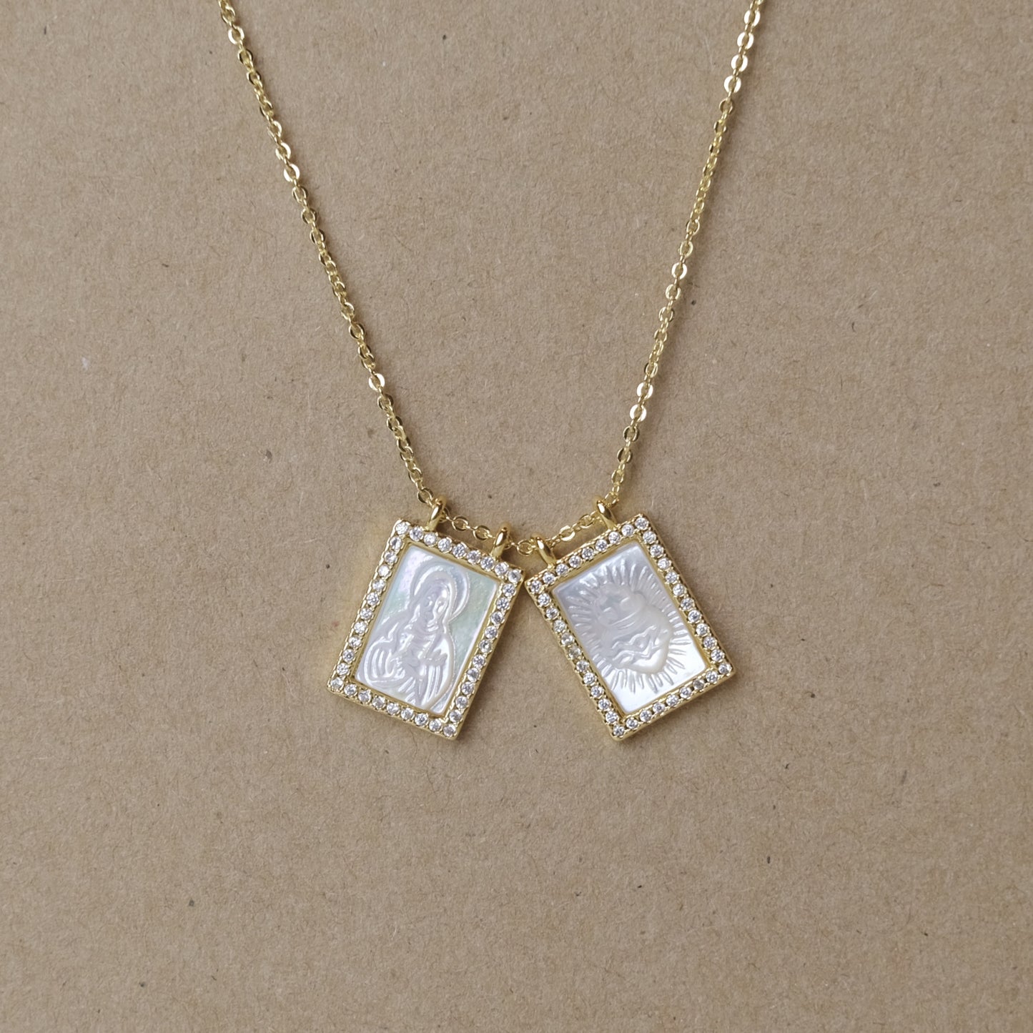 Collar Escapulario de Concha con Dorado