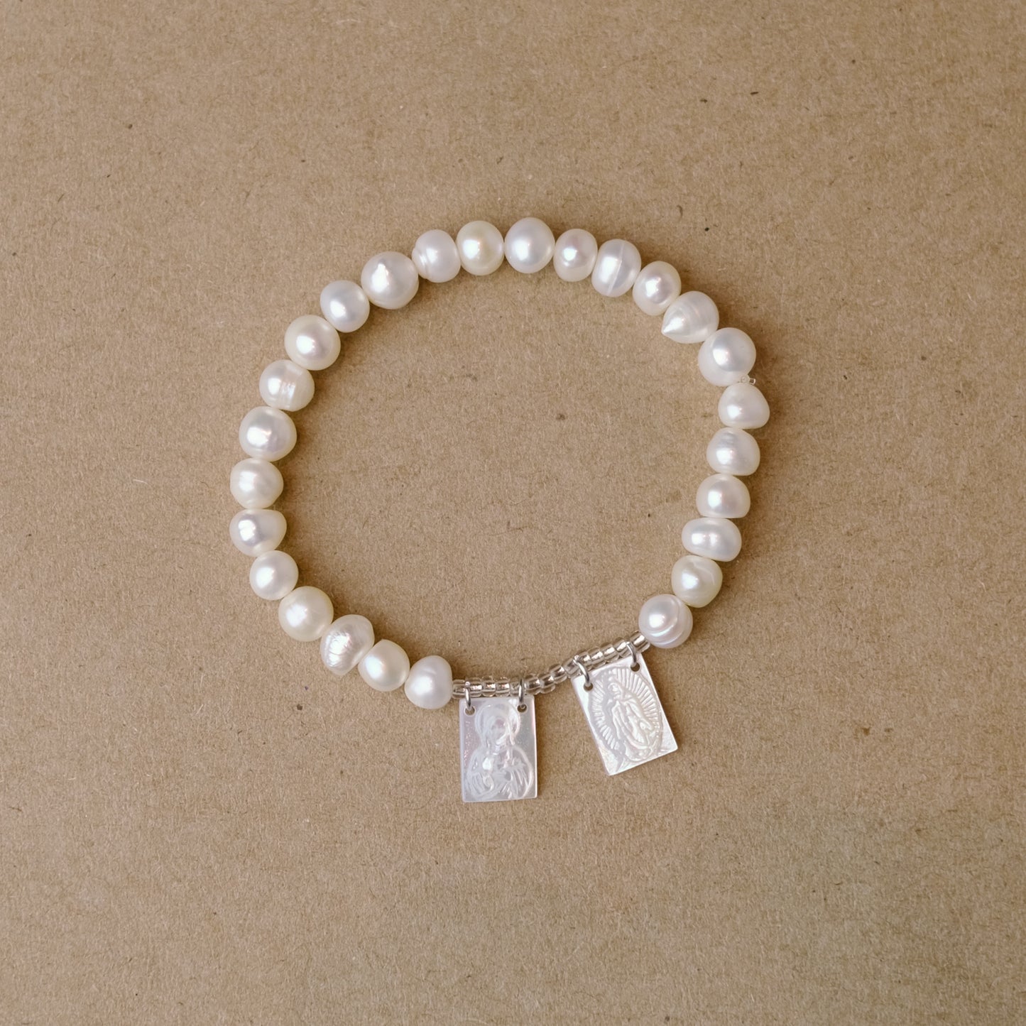 Pulsera de Perlas con Escapulario
