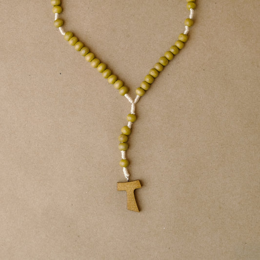 Rosario de Madera con Cruz Tau