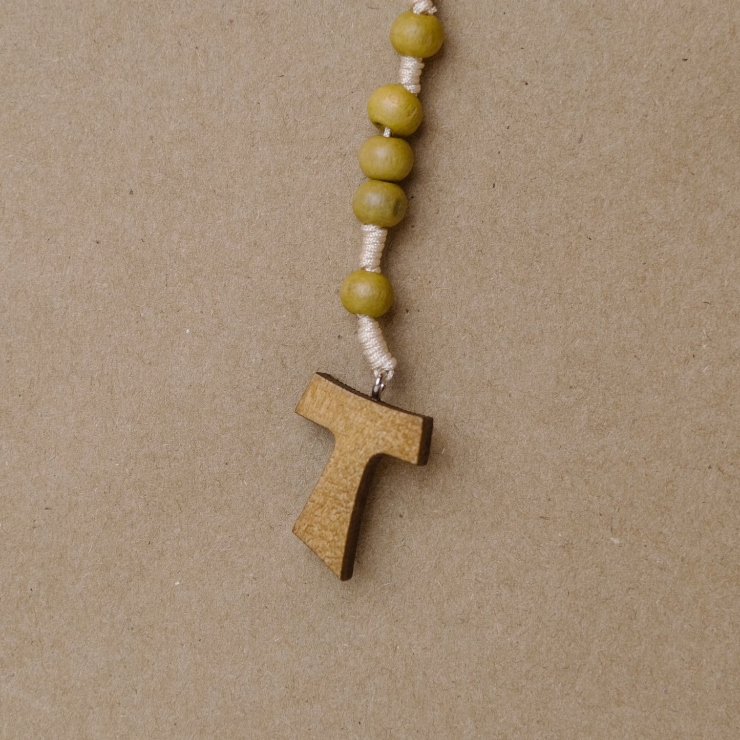 Rosario de Madera con Cruz Tau