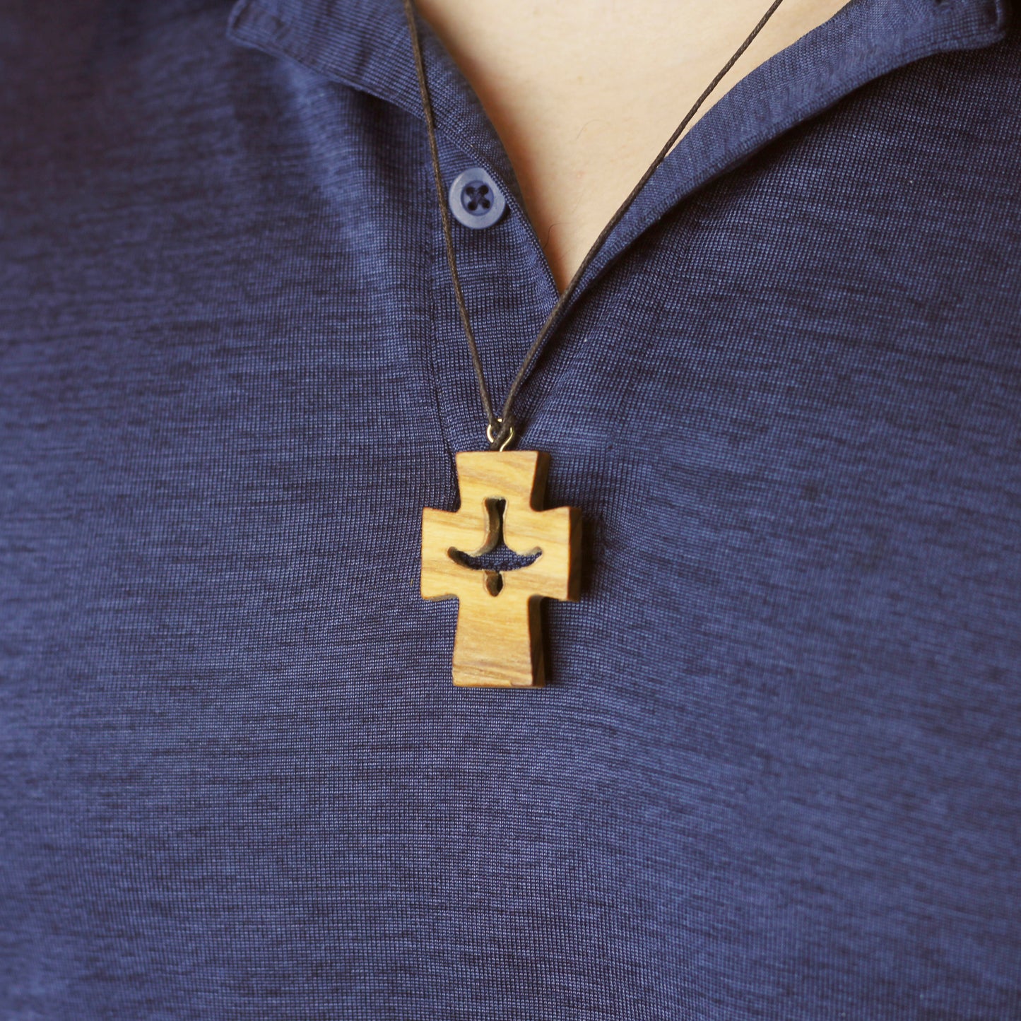 Cruz de Madera de Olivo con Espíritu Santo