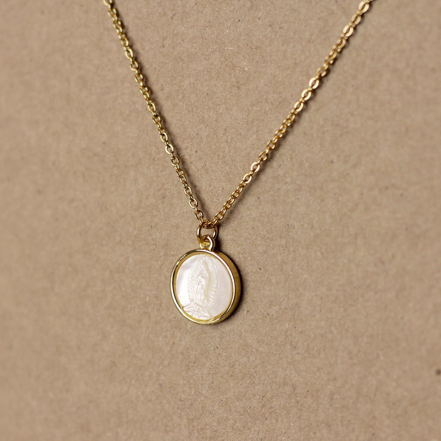 Collar Virgen de Guadalupe Concha Nacar