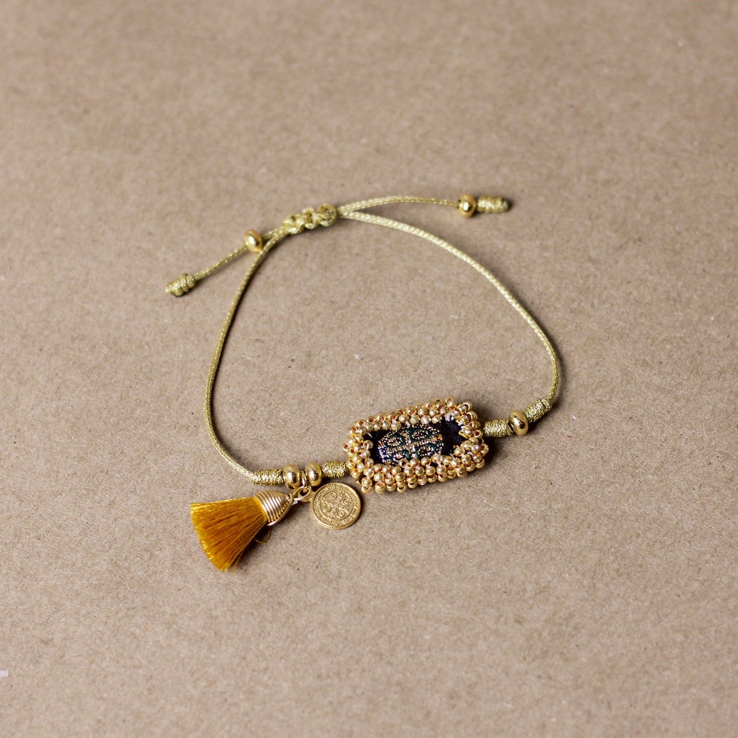 Escapulario Pulsera de Hilo con San Benito