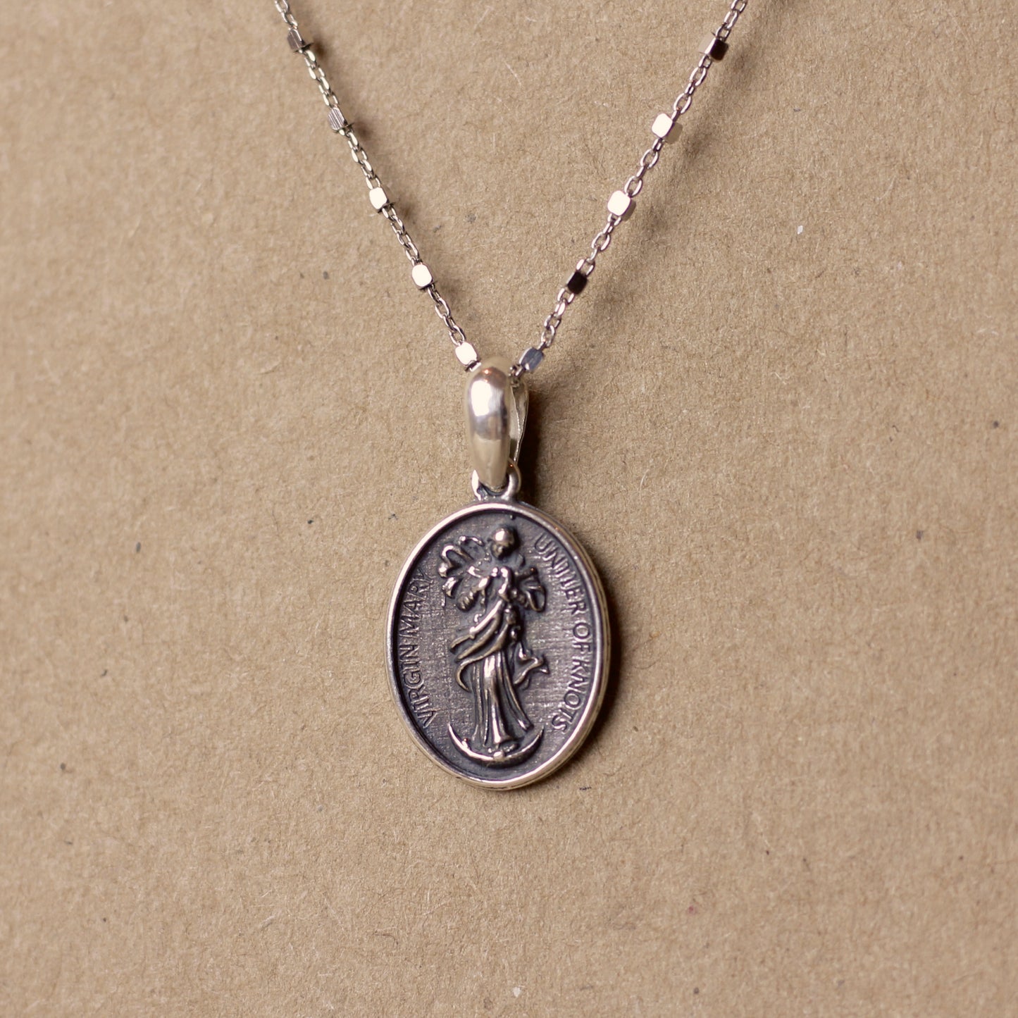 Collar Virgen Desatanudos de Plata